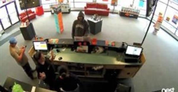 بالفيديو.. لص مسلح يشفق على زبون ويرفض سرقته أثناء السطو على متجر