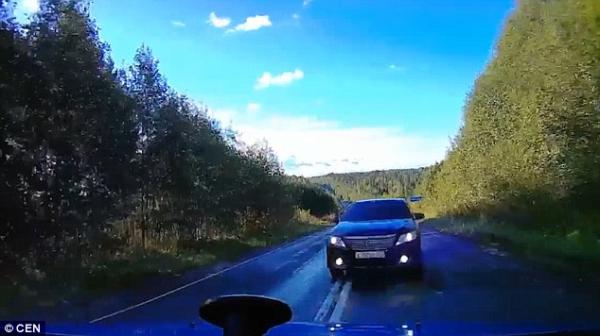 بالفيديو .. حادث مروع يودي بحياة أربعة أشخاص في روسيا