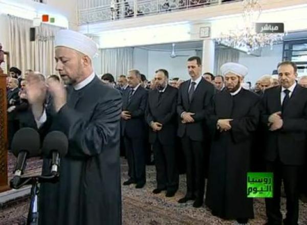 بشار الأسد يؤدي صلاة العيد