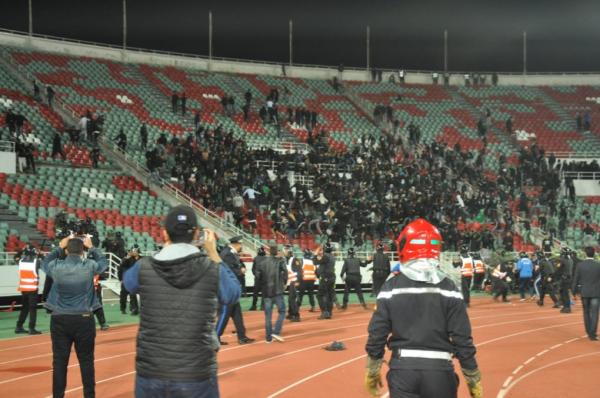 بالفيديو والصور: أحداث شغب تُشوه "كلاسيكو" الجيش والرجاء ..اقتلاع للكراسي وإصابات خطيرة في صفوف رجال الأمن