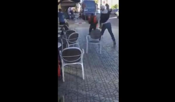 بالفيديو: لحظة رمي الحجارة و الكراسي على الشخص الذي حاول تفجير مطعم  بالعرائش