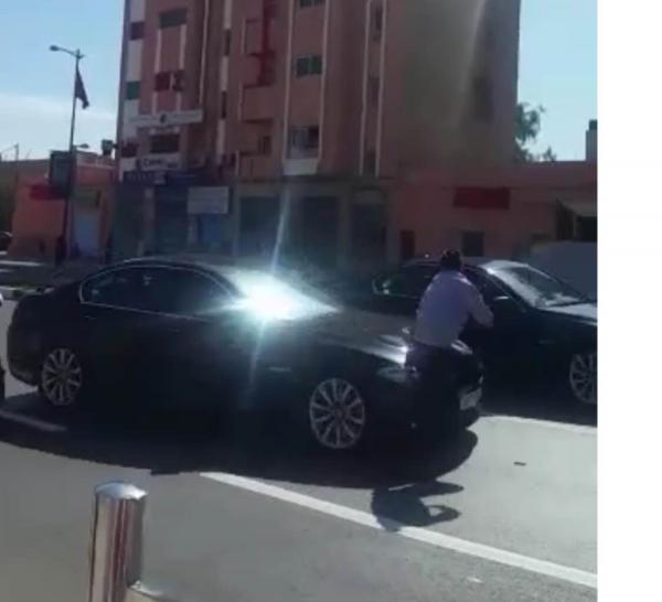 الموكب الملكي يصدم شابة غامرت بحياتها محاولة الارتماء على سيارة الملك