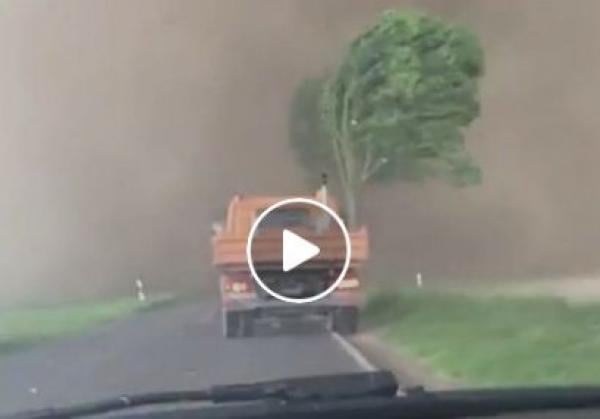 شاهد كيف واجهت سيارتين عاصفة قوية بألمانيا – فيديو