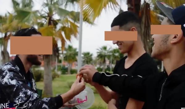 بعد الضجة التي أثاروها...أبطال فيديو إفطار رمضان مقابل المال يخرجون عن صمتهم