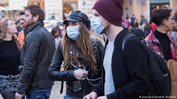 بعدما شككت في فعالية الكمامات للوقاية من كورونا... منظمة الصحة العالمية تعود لتنصح الناس بارتدائها !