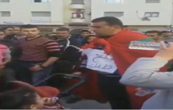 فيديو بيع شخص لطفلتيه بالشارع العام..مصدر أمني يُوضح