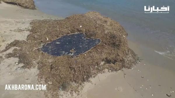 شاطئ مرتيل يلفظ مخلفات الفيضانات بعد مرور أسبوع