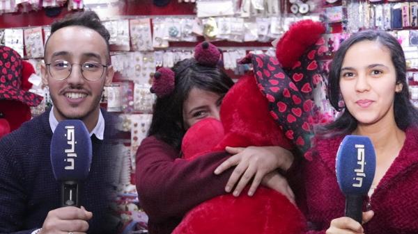 هدايا راس السنة: البنات كيديرو الكريدي باش ياخدو الكادو والدراري كيتقداو حتى لآخر ساعة