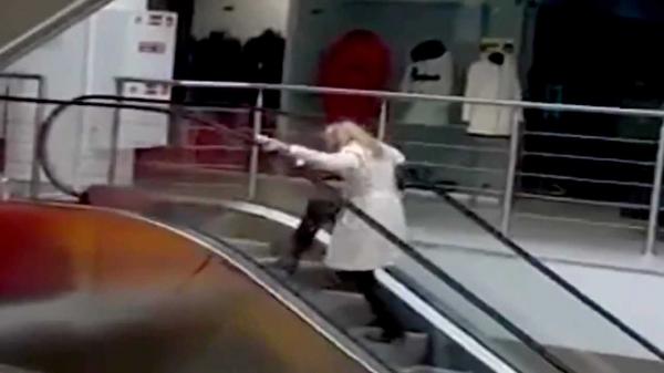 بالفيديو: امرأة تحاول صعود الدرج المتحرك بالاتجاه المعاكس