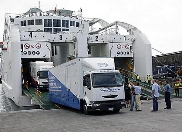 عودة حركة الملاحة البحرية إلى مينائي الجزيرة الخضراء وطريفة في اتجاه مينائي طنجة
