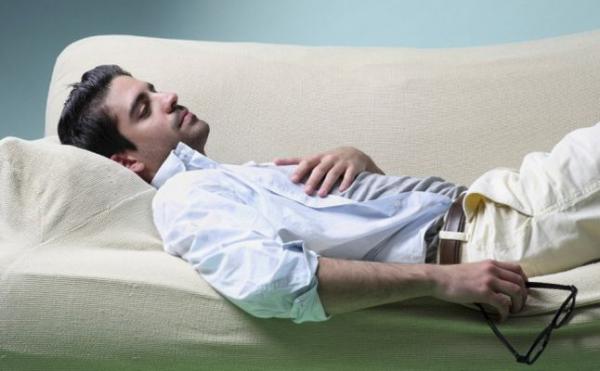 خبراء يحذرون.. النوم على الظهر قد يُهدد صحتك أكثر مما تعتقد