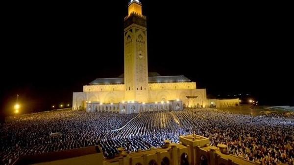 إقبال المغاربة على المساجد في رمضان..تشبت بالدين أم عبادة موسمية ؟