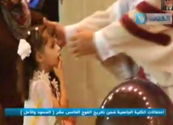 مؤثر.. طفلة "ناجية وحيدة" تتسلم شهادة تخرج والدتها الشهيدة
