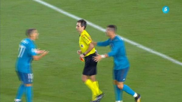 لقطة طرد كريستيانو رونالدو امام برشلونة و دفعه للحكم