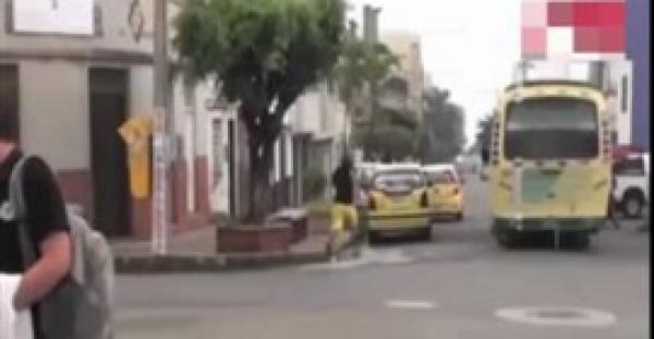 بالفيديو.. مراسلة تليفزيون تتعرض لسرقة جهاز «آيفون» على الهواء