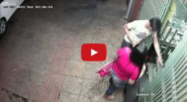 شاهد ماذا فعل لص بفتاة مستغلًا خلو الشارع من المارة