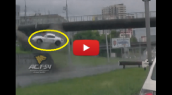 اصطدام قوي ينتهي بتحويل سيارة “بورش” إلى أجزاء