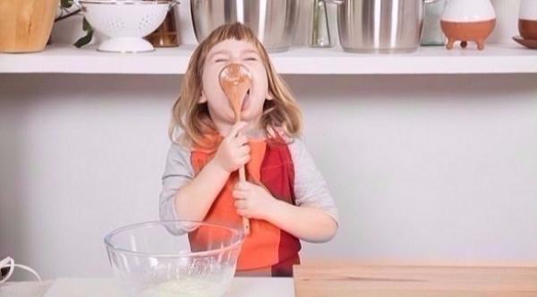 احذر لعق ملعقة الكعك أثناء تحضيره.. ربما تصاب بالفشل الكلوي