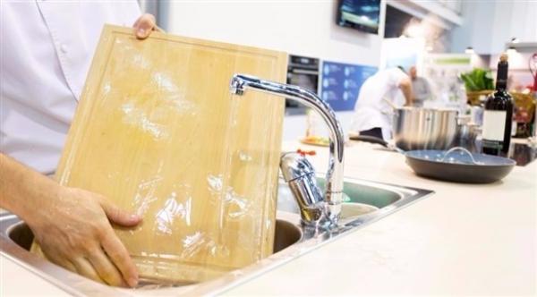 لهذا السبب لا تغسل لوح تقطيع الخضروات بسائل الجلي
