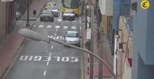 مطاردة لص سرق هاتف فتاة   (فيديو)