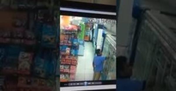 بالفيديو.. لحظة طعن شخص متسوق داخل سوبر ماركت بمكة المكرمة