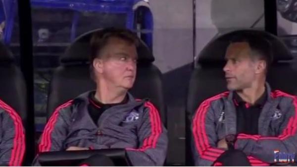 نظرات غريبة من فان غال بعد اهدار تشيشاريتو ضربة جزاء