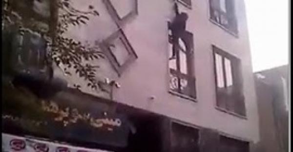 بالفيديو.. شاهد ماذا حدث لفتاة قفزت من الطابق الثاني للهرب مع حبيبها