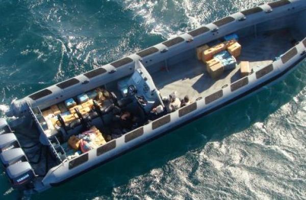 مهربون يلقون كميات كبيرة من المخدرات في البحر قبالة طنجة وهذه التفاصيل