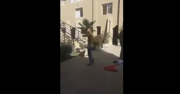 بالفيديو: مغربي يتعرى داخل مقر جماعة بعد مصادرة سلعة والده