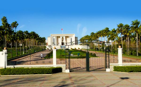 بالصور.. سيارة تصطدم بسور القصر الملكي بطنجة وتتسبب في تدمير جزء منه