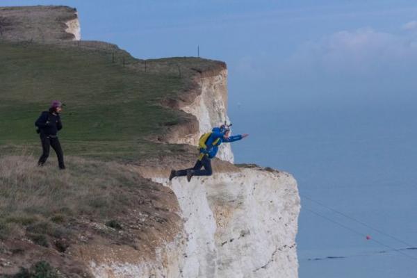 بالفيديو: يقفز من جرف صخري مرتفع لإنقاذ صديقه المصاب