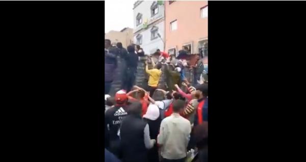 مثير بالفيديو: مواطنون "تايتخاطفو" على مشروبات غازية في عز حملة المقاطعة