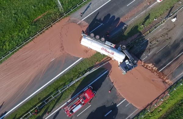 بالفيديو: سيل من الشوكولاتة يغمر طريقاً سريعاً في بولندا