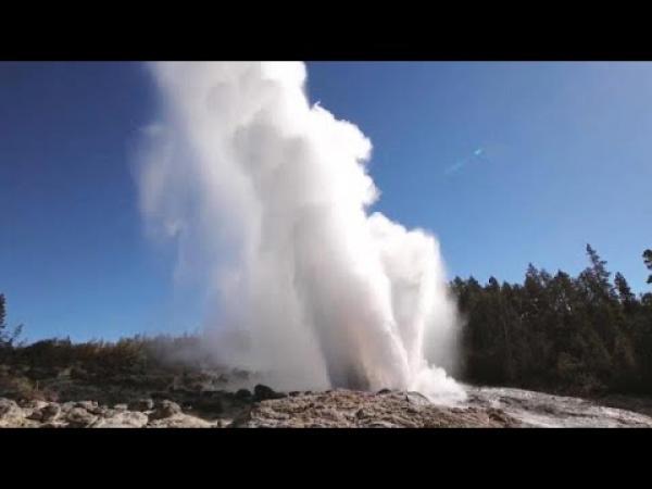 شاهد: أعلى ينبوع للماء الساخن في العالم