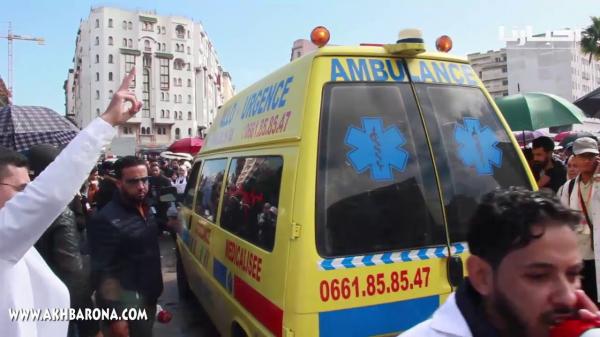 الأساتذة المتعاقدون يفسحون الطريق أمام سيارة الإسعاف أثناء المسيرة الحاشدة بالبيضاء