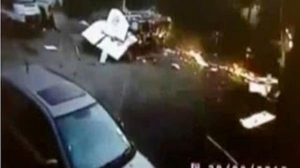 شاهد.. سيجارة مشتعلة تفجر سيارة