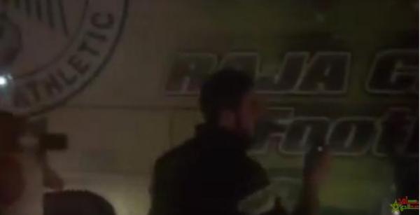 جماهير الرجاء تحاصر حافلة الفريق بمحطة الأداء وتحتفل بالتأهل