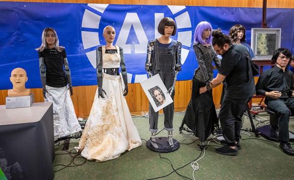 روبوتات تتعهد بحكم العالم أفضل من البشر