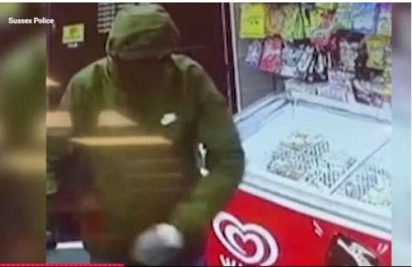 طفلة تتغلب على لص مسلح برميه بالخبز