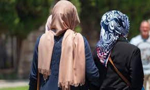 مزقوا مصحفها وألقوا حجابها في سلة المهملات..اعتداء عنصري على طالبة مسلمة بفرنسا