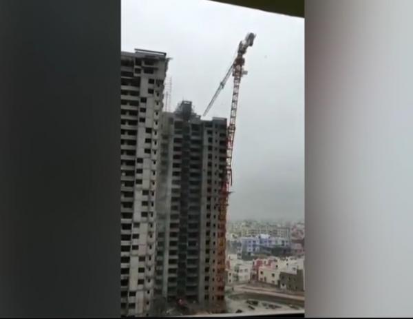 بالفيديو .. رافعة شاهقة تتهاوى و تدمر المنازل المجاورة