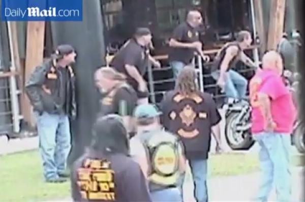 بالفيديو: عصابات تتناحر في شوارع تكساس