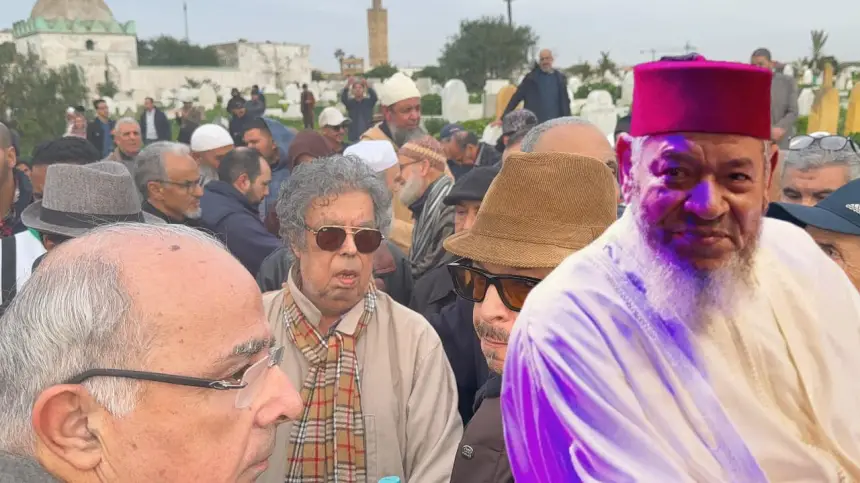 عبد الوهاب الدكالي ينهار تأثرًا برحيل عبد الهادي بلخياط وسط مقبرة الشهداء