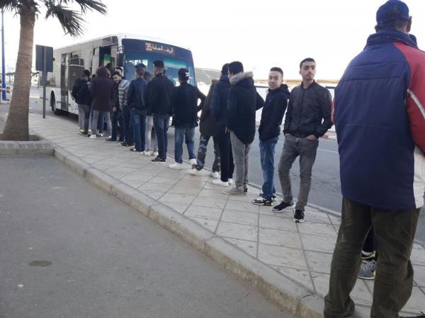 شباب مدينة مغربية شادين الصف باش يركبوا في طوبيس