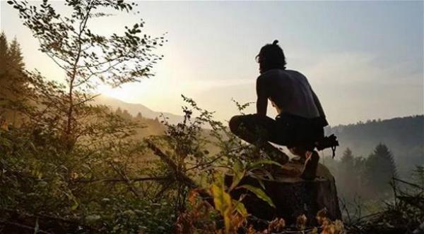 انهار زواجه فعاد إلى حياة الغابات والبراري