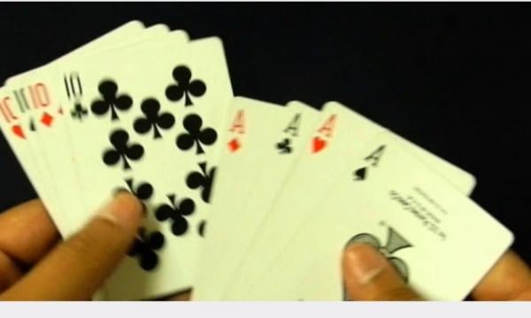 تخلع فكها من شدة الفرح أثناء اللعب