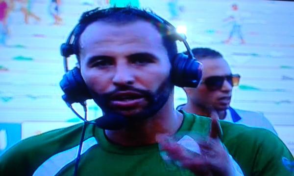 شوهة بالصور ..دوزيم  تستعين  ب"كاسك" شبيه بكاسك  الطيران الحربي  في أخذ تصريحات اللاعبين