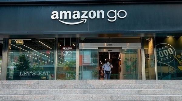 أمازون تفتتح متجرا عالي التقنية حيث يمكن للمتسوقين المغادرة دون التوقف عند صندوق الدفع