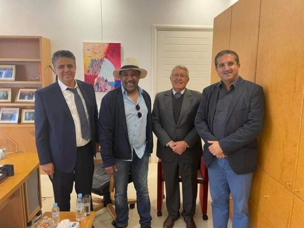 ما هي دلالات حلول "ملك الراي" بمدينة أصيلة في عزّ العلاقات المتوترة بين المغرب والجزائر؟