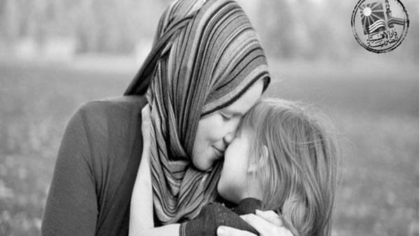 حكم الاحتفال بعيد الأم.. وهل هو بدعة؟!